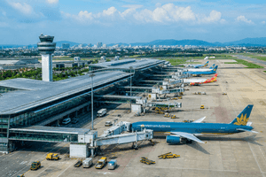 Toàn cảnh sân bay quốc tế với nhiều máy bay, thể hiện thực trạng hạ tầng và tiềm năng mở rộng