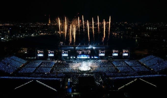 Toàn cảnh sân khấu concert Anh Trai Say Hi với hàng nghìn khán giả và pháo hoa rực rỡ, thể hiện sức mạnh cộng đồng fan.