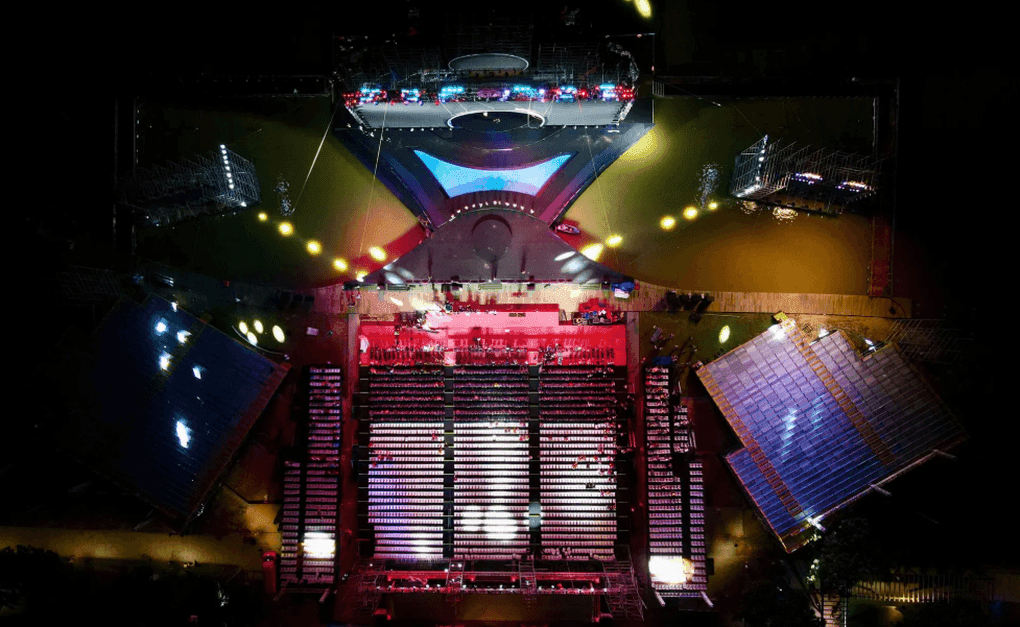 Toàn cảnh sân khấu nổi trên sông Hương, Cố đô Huế, nơi diễn ra đêm chung kết Hoa hậu Việt Nam 2024.