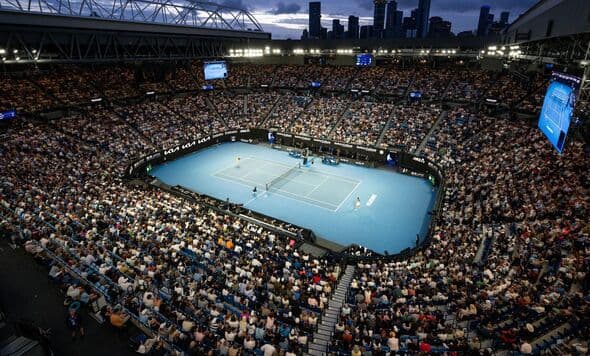 Toàn cảnh sân vận động Australian Open với khán giả đông đúc dưới ánh đèn đêm