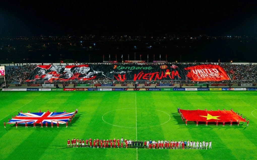 Toàn cảnh sân vận động Hòa Xuân với màn Tifo kỷ lục chào đón huyền thoại Man Utd và cờ Việt Nam, Anh Quốc