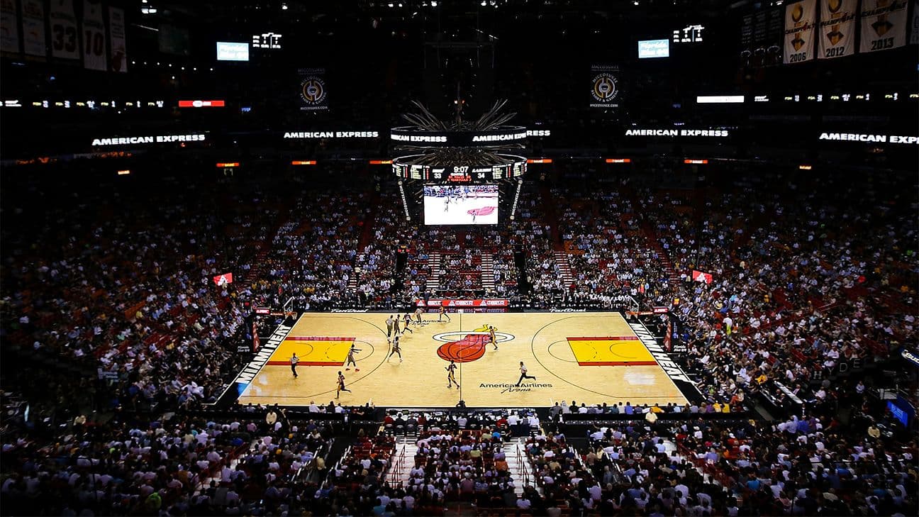 Toàn cảnh sân vận động Kaseya Center của Miami Heat trong một trận đấu NBA, nơi Bam Adebayo đã lập kỷ lục 83 điểm.