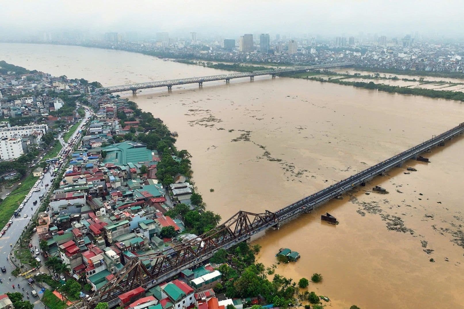 Toàn cảnh sông Hồng và các cây cầu ở Hà Nội, thể hiện quy hoạch đô thị và tầm nhìn kiến tạo không gian công cộng.