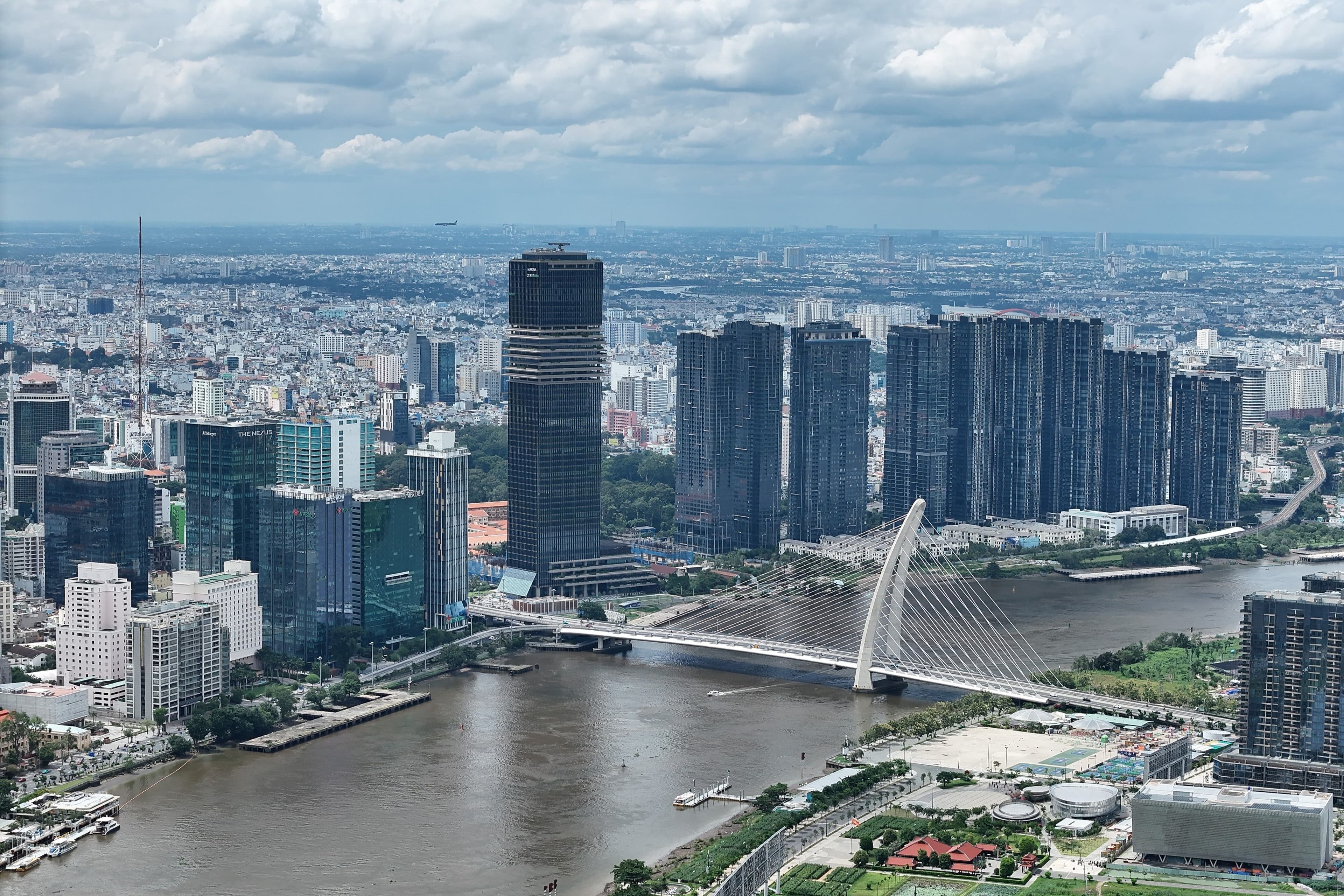 Toàn cảnh tòa tháp Saigon Marina IFC và cầu Ba Son, biểu tượng mới của TP.HCM