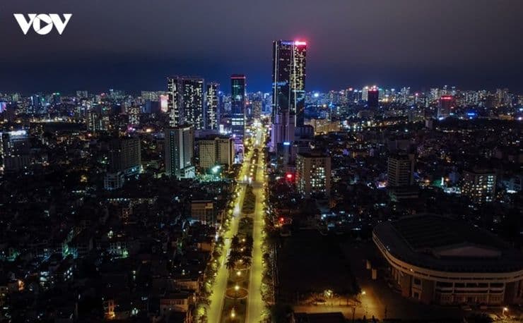 Toàn cảnh đô thị Hà Nội về đêm với các tòa nhà cao tầng và đường phố sáng đèn, tượng trưng cho sự phát triển đô thị đối mặt với thách thức địa chấn.