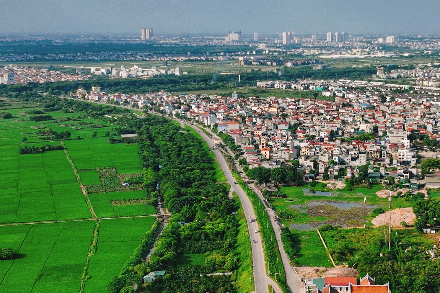 Toàn cảnh đô thị hóa và đất nông nghiệp, minh họa việc sửa đổi Luật Đất đai và định giá đất