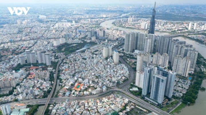 Toàn cảnh đô thị TP.HCM đông đúc, thể hiện áp lực đô thị hóa