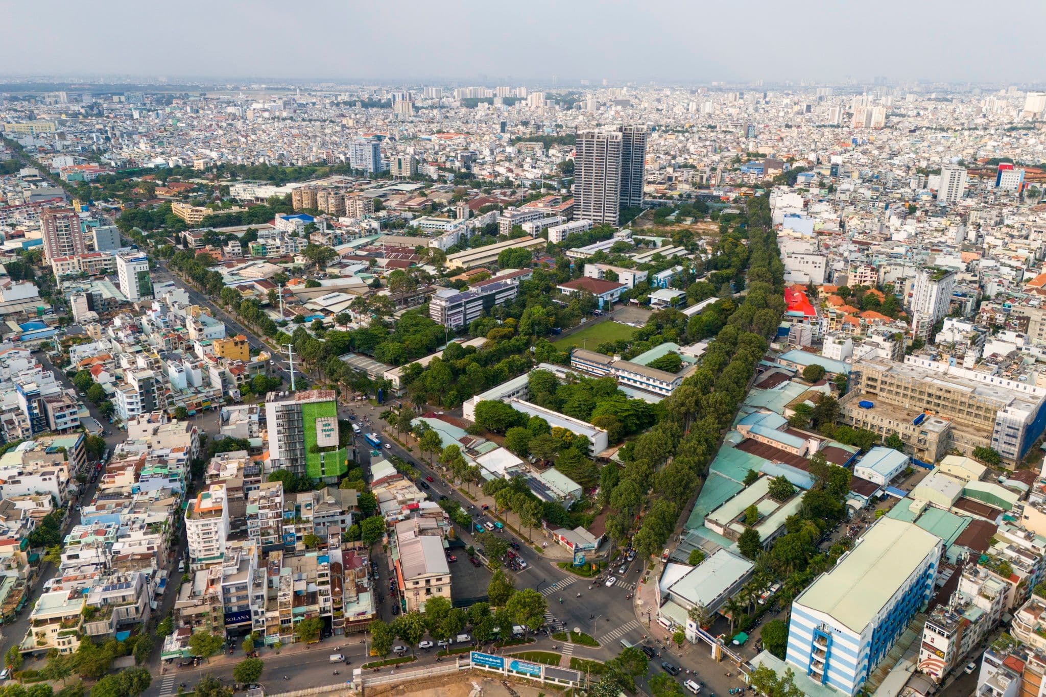 Toàn cảnh đô thị với nhiều tòa nhà và đường sá, tượng trưng cho hạ tầng vật chất hỗ trợ phát triển hạ tầng số.
