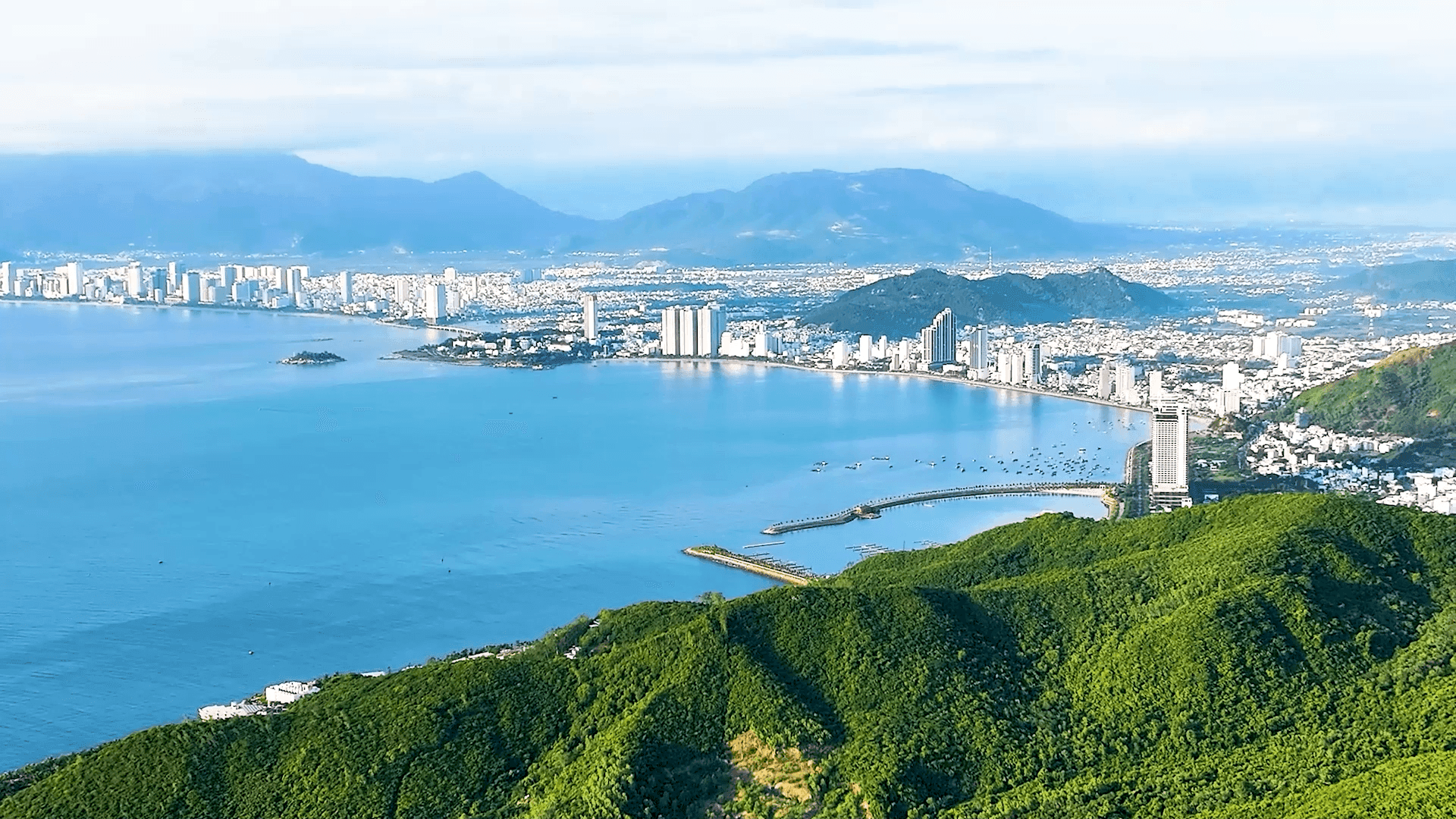 Toàn cảnh thành phố biển Nha Trang, Khánh Hòa, nơi sẽ đặt cầu truyền hình chung kết Olympia.