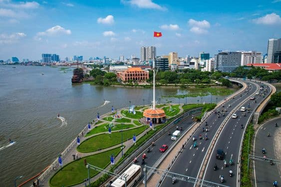Toàn cảnh thành phố Hồ Chí Minh với cờ Việt Nam tung bay, đường phố thông thoáng trong kỳ nghỉ lễ Quốc khánh.