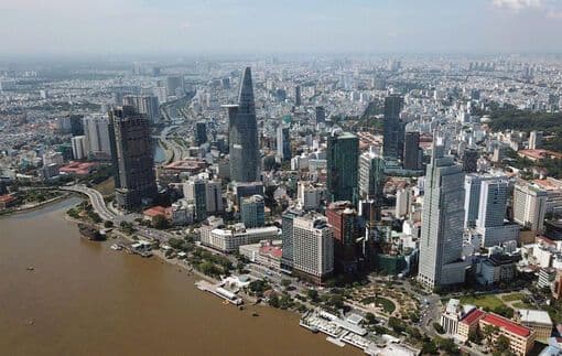 Toàn cảnh thành phố Hồ Chí Minh với các tòa nhà cao tầng hiện đại và sông Sài Gòn, một trong những điểm đến chiến lược của Sun Phu Quoc Airways.