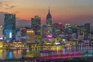 Toàn cảnh thành phố hiện đại về đêm, minh họa vai trò sân bay quốc tế là cửa ngõ chiến lược và trung tâm kinh tế