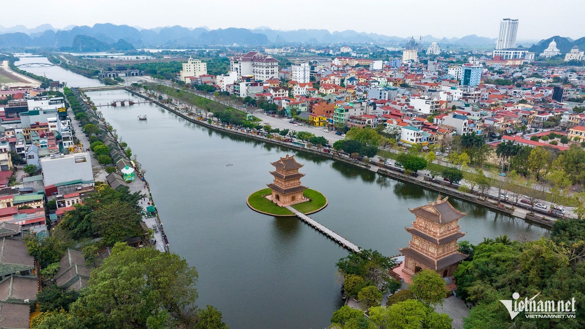 Toàn cảnh thành phố Ninh Bình, nơi kiến trúc hiện đại hòa quyện với di sản truyền thống bên sông, biểu tượng của sự phát triển bền vững.