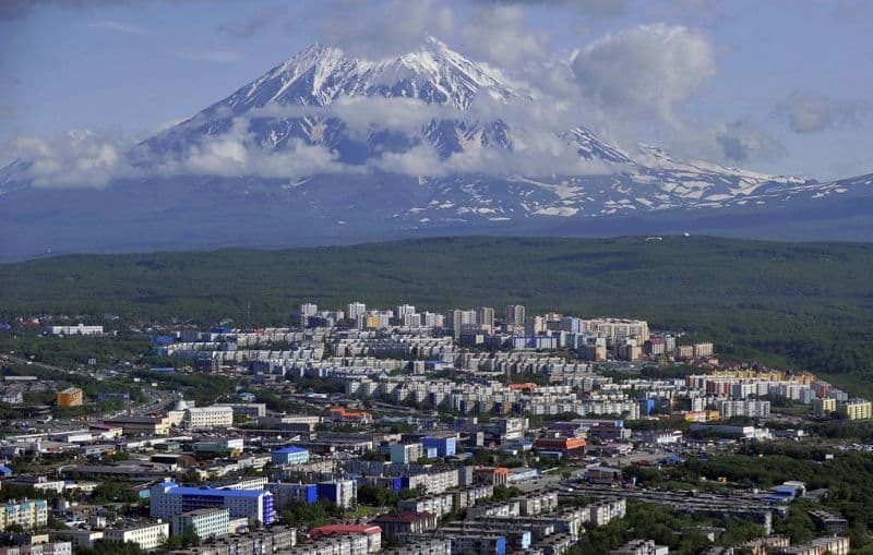 Toàn cảnh thành phố Petropavlovsk-Kamchatsky với núi lửa tuyết phủ, thể hiện vẻ đẹp hoang sơ và hoạt động địa chất dữ dội của bán đảo Kamchatka.