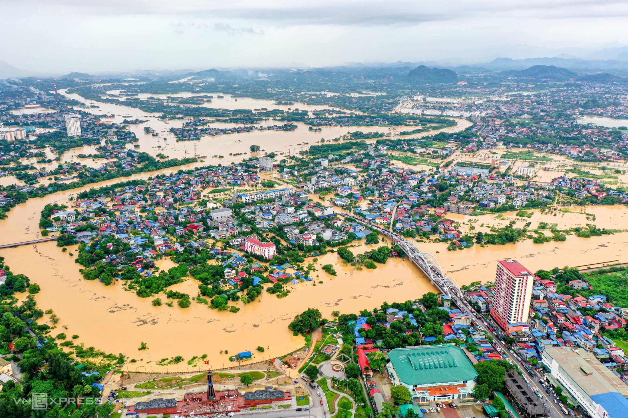 Toàn cảnh thành phố Thái Nguyên chìm trong biển nước lũ từ trên cao.