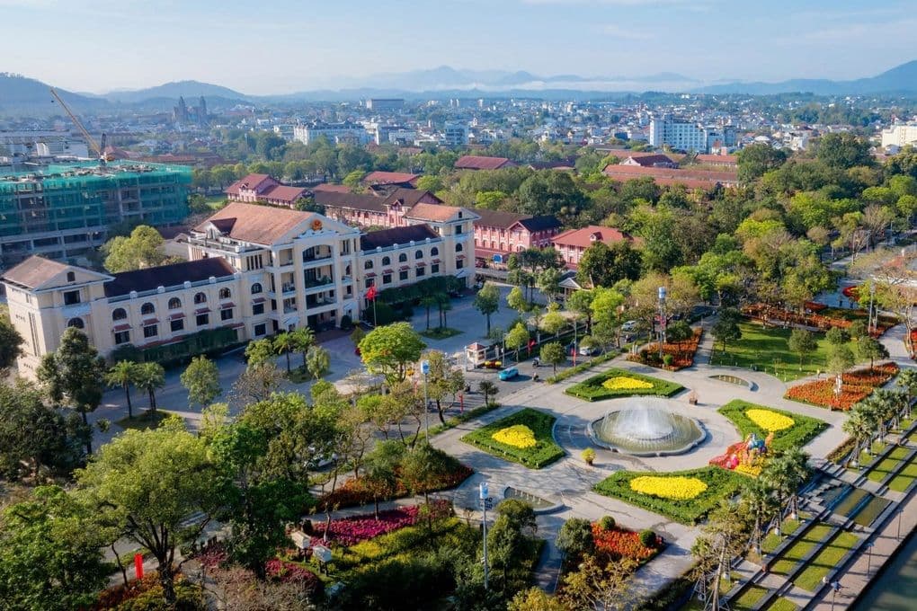 Toàn cảnh thành phố với các tòa nhà công, tượng trưng cho việc tái cấu trúc và tinh gọn đơn vị sự nghiệp công lập