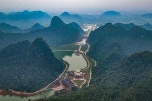 Toàn cảnh thung lũng với công trình kiến trúc lớn, tượng trưng cho tầm nhìn phát triển quy mô quốc gia và vươn ra thế giới của Việt Nam.