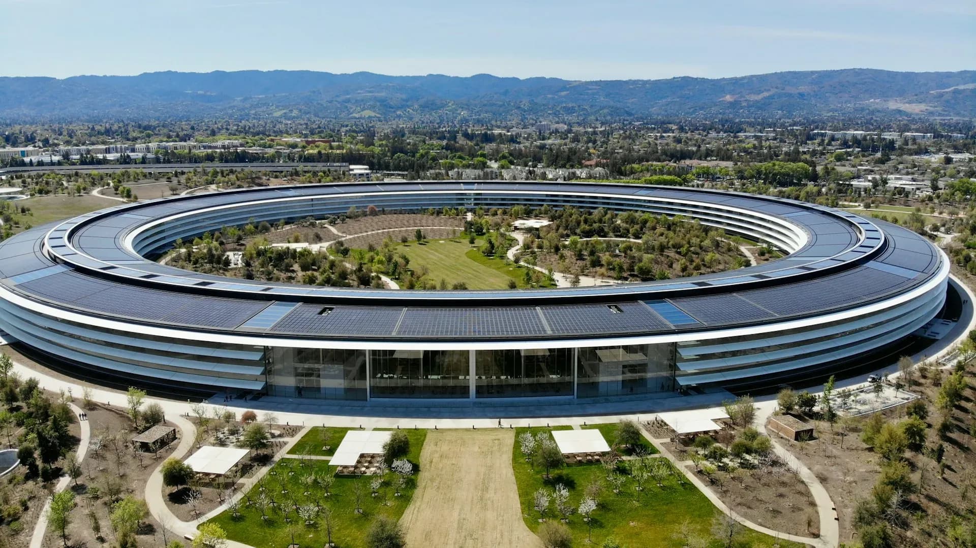 Toàn cảnh trụ sở Apple Park hình tròn, biểu tượng cho sự vận động và đổi mới không ngừng của Apple.