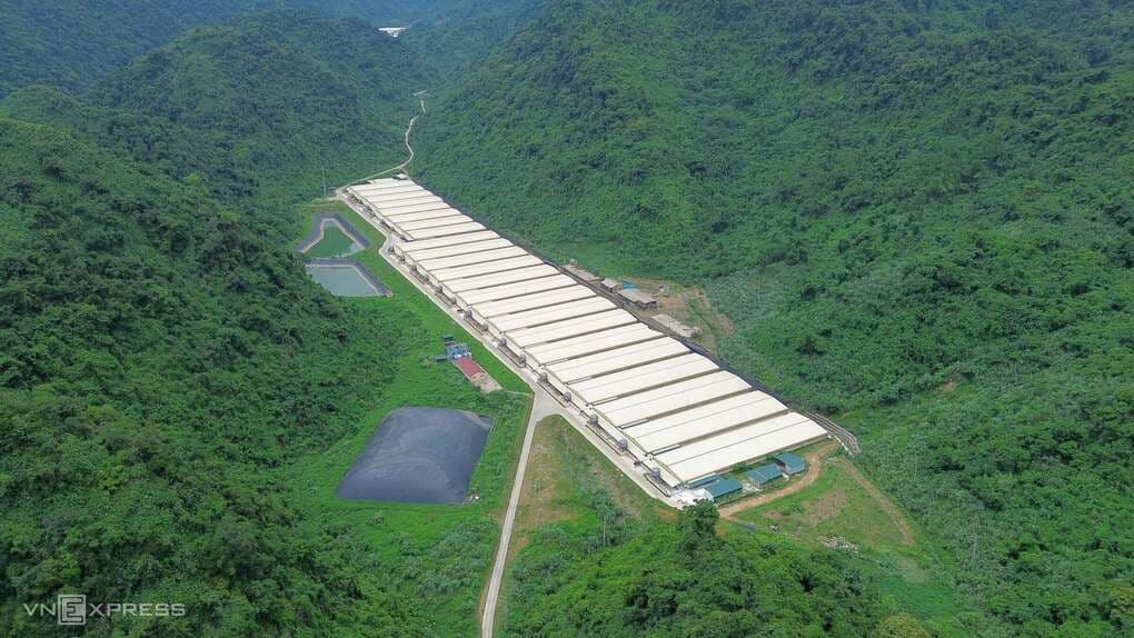 Toàn cảnh trang trại chăn nuôi lợn công nghiệp Dabaco Thanh Hóa trong thung lũng, minh họa quy mô và tiềm năng ô nhiễm môi trường