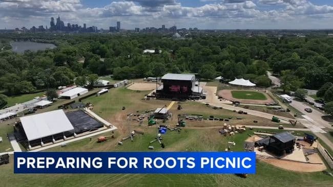 Toàn cảnh trên không của Belmont Plateau ở Philadelphia với sân khấu Roots Picnic đang được dựng, đường chân trời thành phố ở phía xa.