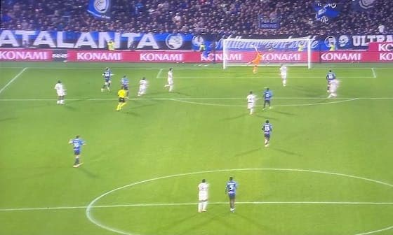 Toàn cảnh trận đấu giữa Atalanta và Milan tại Bergamo, thể hiện sự áp đảo về thế trận của Atalanta.