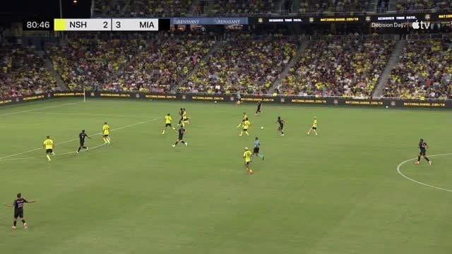 Toàn cảnh trận đấu giữa Inter Miami và Nashville, thể hiện diễn biến kịch tính khi Nashville cố gắng phản công.