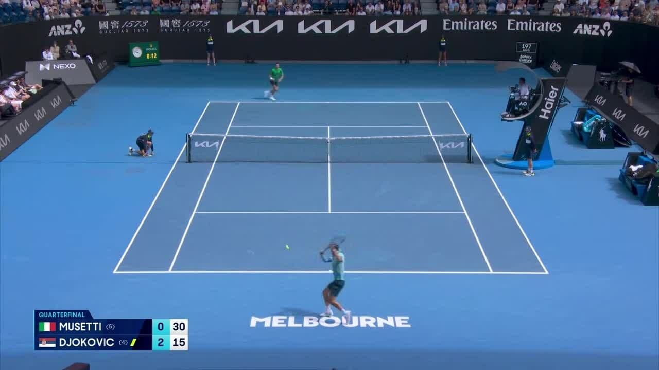 Toàn cảnh trận đấu quần vợt tại Australian Open, nơi Novak Djokovic phải đối mặt với áp lực và thử thách thể lực trong trận tứ kết.