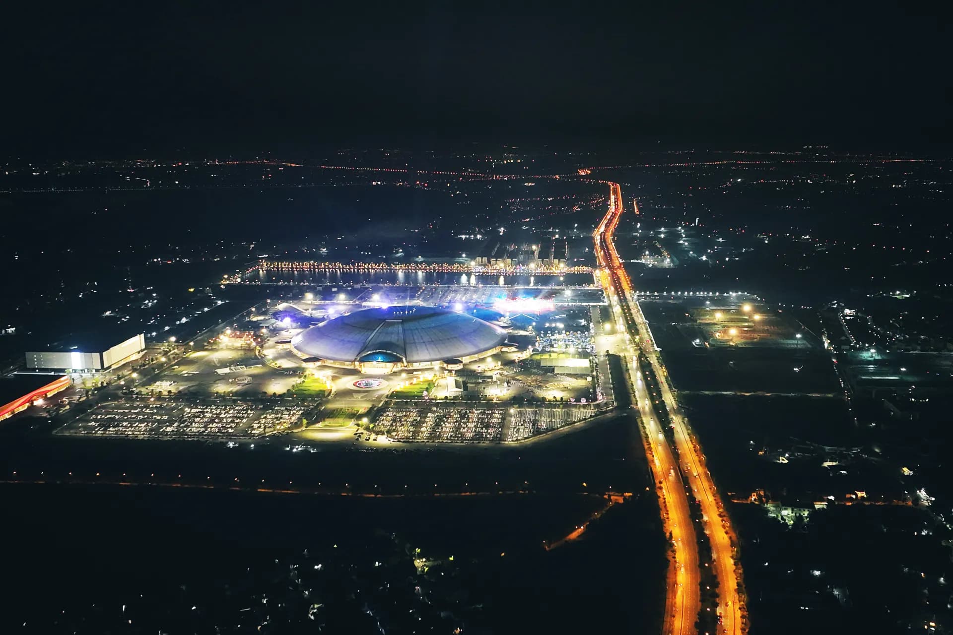 Toàn cảnh Trung tâm Hội chợ Triển lãm Quốc gia mới tại Đông Anh vào ban đêm, thể hiện quy mô và kiến trúc biểu tượng.