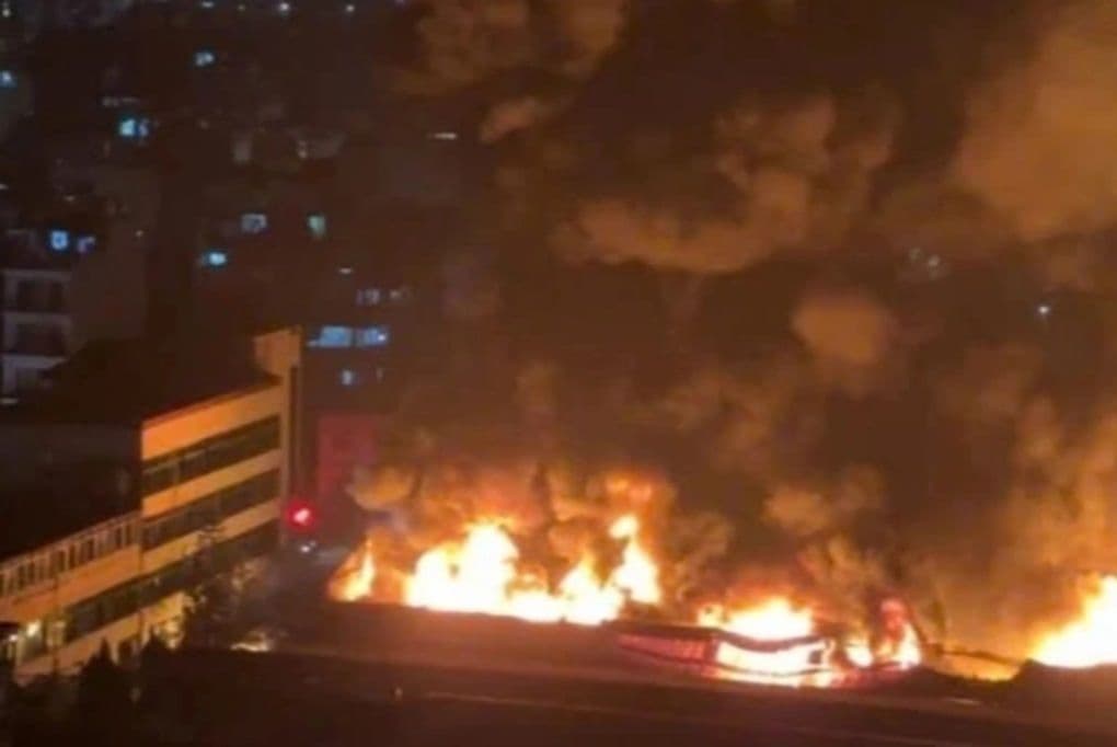 Toàn cảnh vụ cháy lớn nhà xưởng ở Trương Định, Hà Nội vào ban đêm với lửa và khói bốc cao.