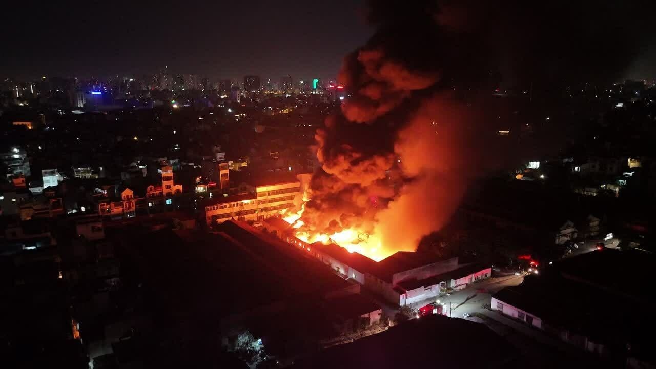 Toàn cảnh vụ cháy nhà xưởng Trương Định bùng phát dữ dội trong đêm, khói lửa bao trùm khu dân cư.
