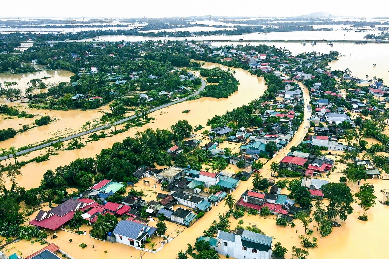 Toàn cảnh vùng dân cư bị ngập lụt nghiêm trọng, minh họa sự tàn phá của bão Bualoi và nguy cơ lũ lụt cho Vịnh Bắc Bộ