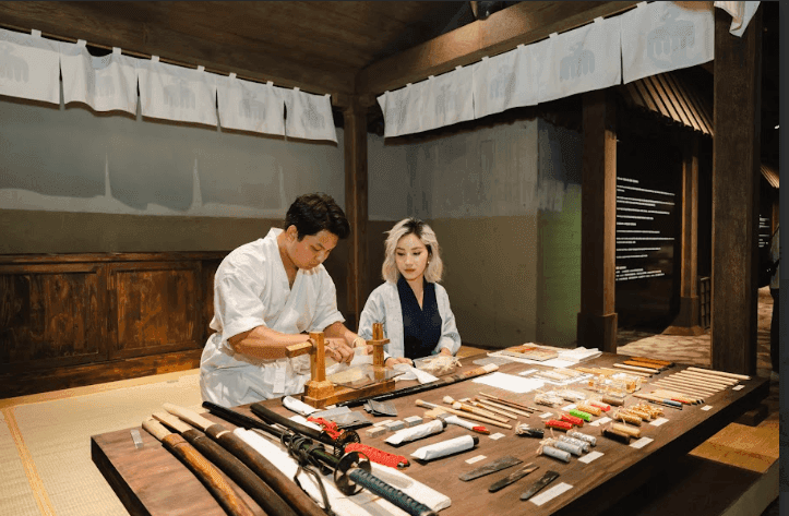 Toàn cảnh Vịnh Hạ Long với những núi đá vôi hùng vĩ và làn nước xanh ngọc, thể hiện sự đa sắc của thiên nhiên và kiến trúc hiện đại.