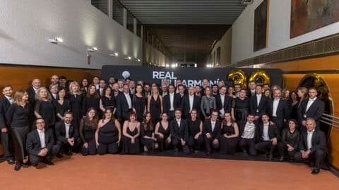 Toàn thể thành viên dàn nhạc giao hưởng Real Filharmonía de Galicia chụp ảnh kỷ niệm 30 năm thành lập.