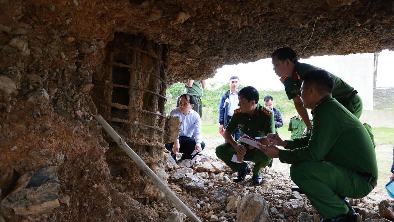 Trụ cầu Sông Lô bị xói mòn nghiêm trọng, để lộ cốt thép bên trong do mất lớp bê tông bảo vệ.