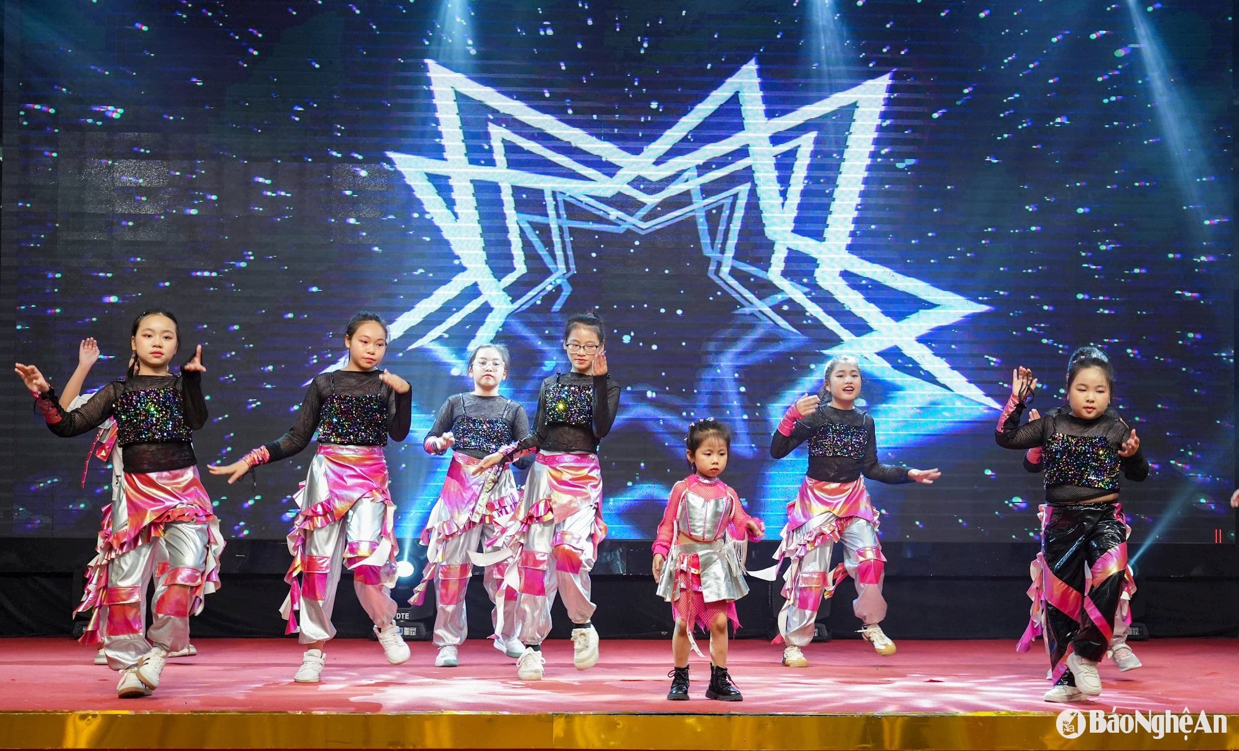 Trẻ em biểu diễn văn nghệ tại Ngày hội Gia đình, thể hiện bản sắc văn hóa.