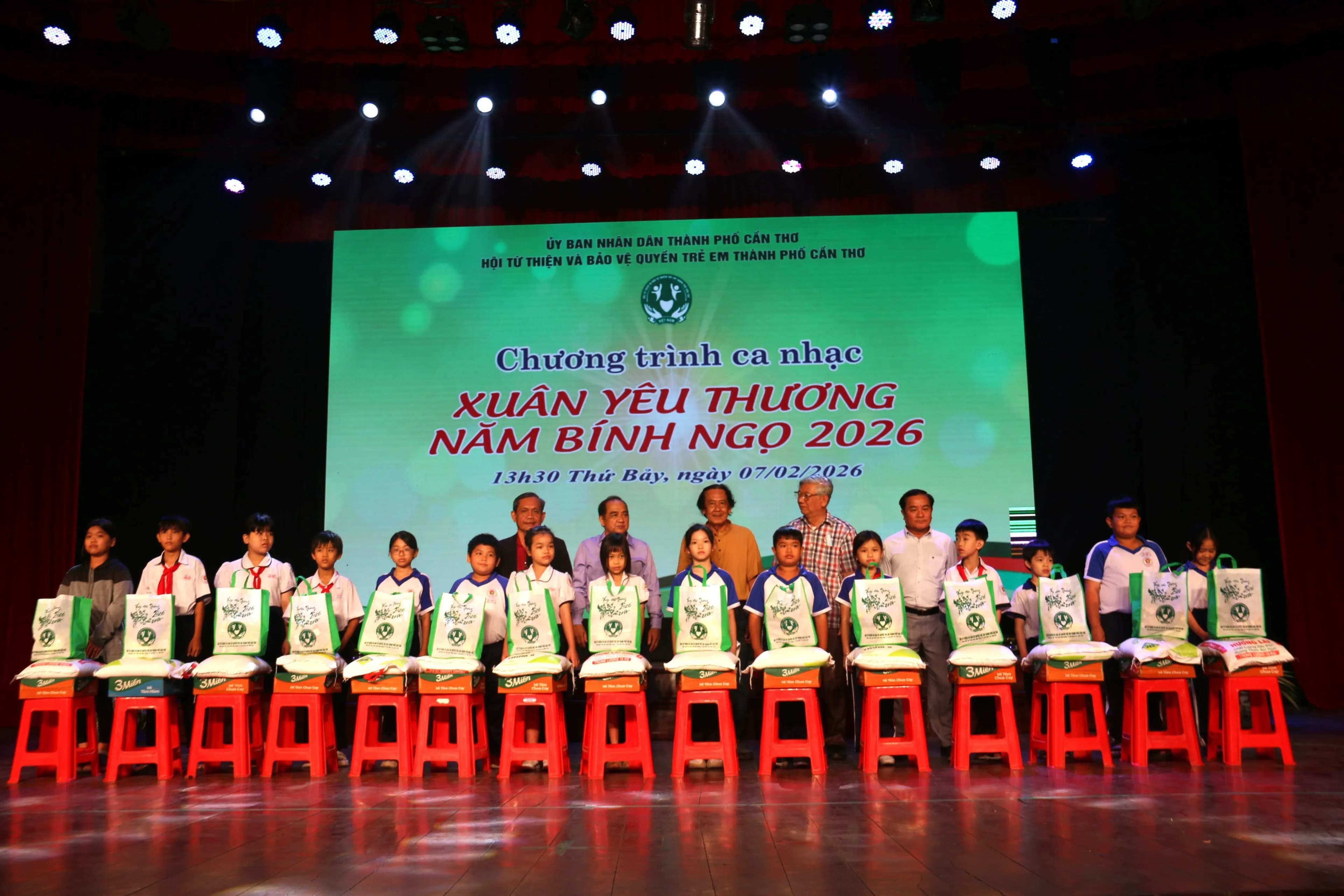 Trẻ em nhận quà trên sân khấu trong chương trình "Xuân yêu thương", minh họa hoạt động gây quỹ và sẻ chia cho những hoàn cảnh khó khăn.