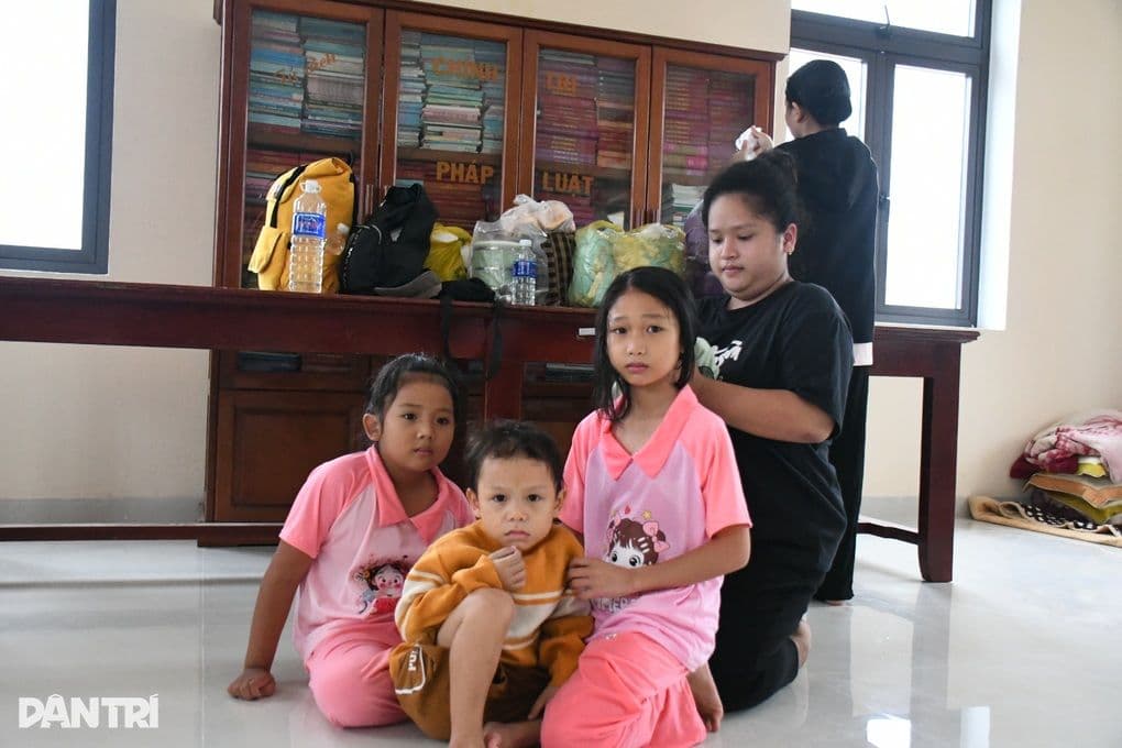 Trẻ em và gia đình tìm nơi trú ẩn an toàn, thể hiện tinh thần đoàn kết và tình người trong bối cảnh bão Kalmaegi.