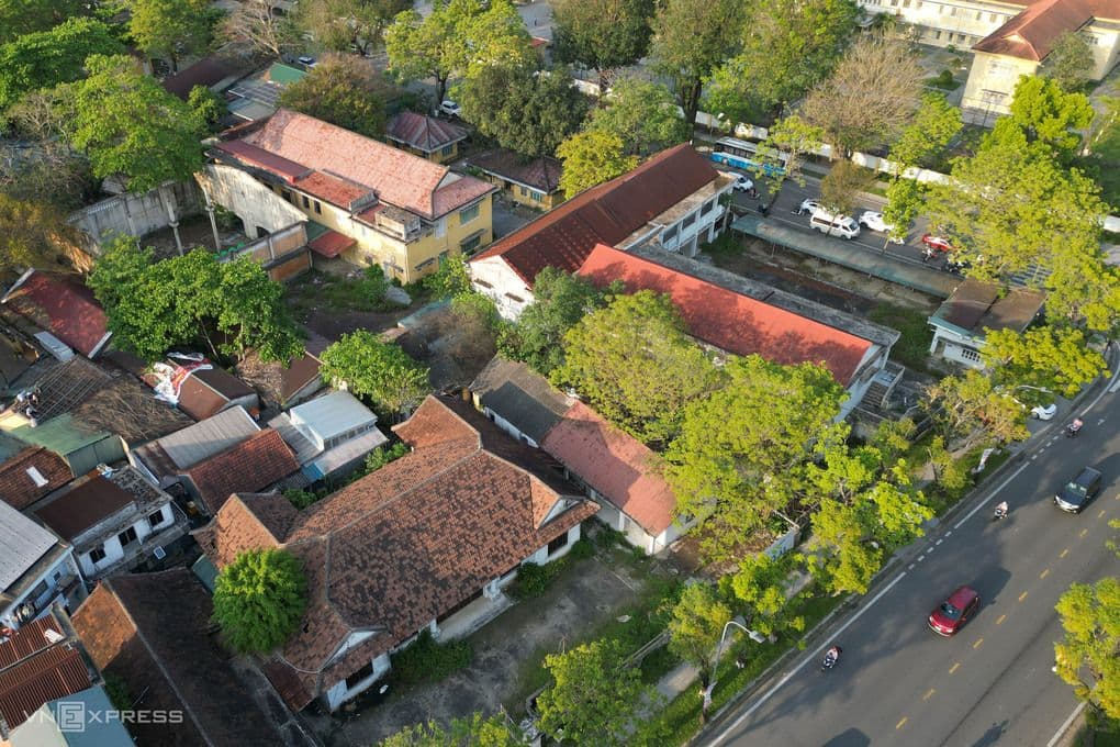 Trụ sở cũ của các cơ quan nhà nước bị bỏ hoang, biểu tượng của lãng phí tài chính và tài sản công kém hiệu quả.