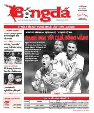 Trang bìa báo Bóng Đá với hình ảnh các cầu thủ Việt Nam, tượng trưng cho bóng đá ASEAN và sự phát triển của khu vực.