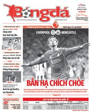Trang bìa báo bóng đá với hình ảnh cầu thủ Liverpool, tượng trưng cho tin tức và áp lực trong bóng đá.