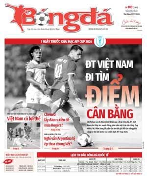 Trang bìa báo bóng đá với hình ảnh cầu thủ, thể hiện sự cạnh tranh và nỗ lực tái định vị bản sắc của bóng đá Thái Lan.
