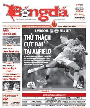Trang bìa báo Bóng đá với tiêu đề 'Thử thách cực đại tại Anfield' và hình ảnh cầu thủ Liverpool, Man City tranh bóng