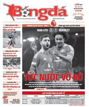 Trang bìa báo bóng đá với tiêu đề và hình ảnh về các trận đấu Ngoại Hạng Anh