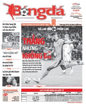 Trang bìa báo bóng đá với tiêu đề vòng loại World Cup, thể hiện niềm đam mê và sự hiện diện của bóng đá.