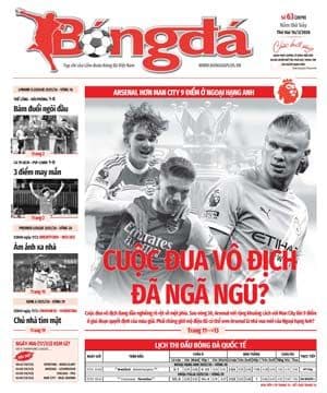Trang bìa tạp chí Bóng Đá với hình ảnh các cầu thủ và tiêu đề về giải đấu