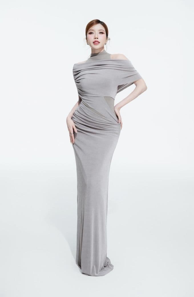 Trang Pháp trong trang phục thanh lịch, thể hiện sự tự tin và bản sắc Việt.