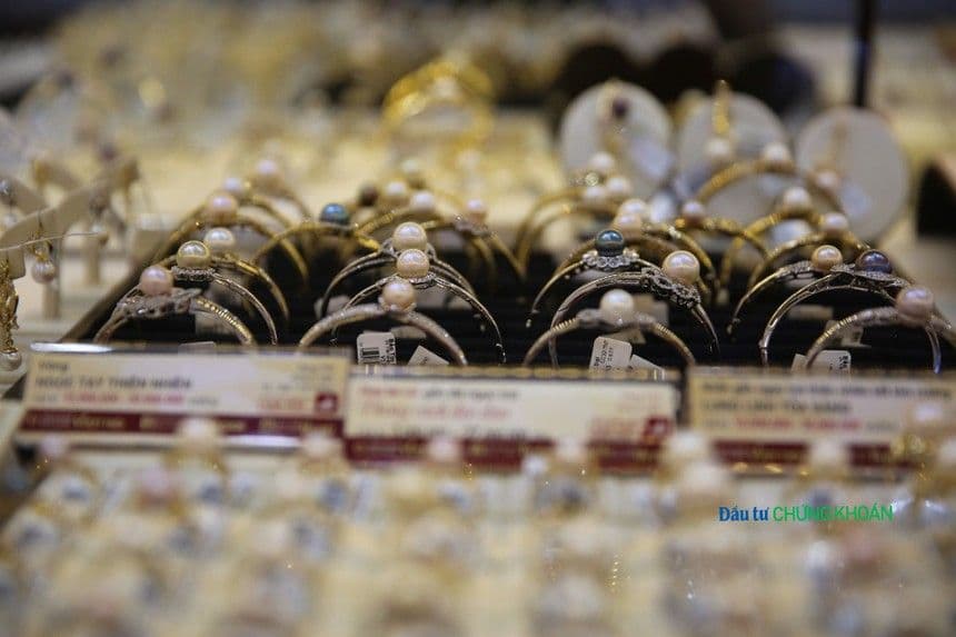 Trang sức vàng và ngọc trai, minh họa nhu cầu vàng trang sức và biến động giá trên thị trường tiêu dùng.