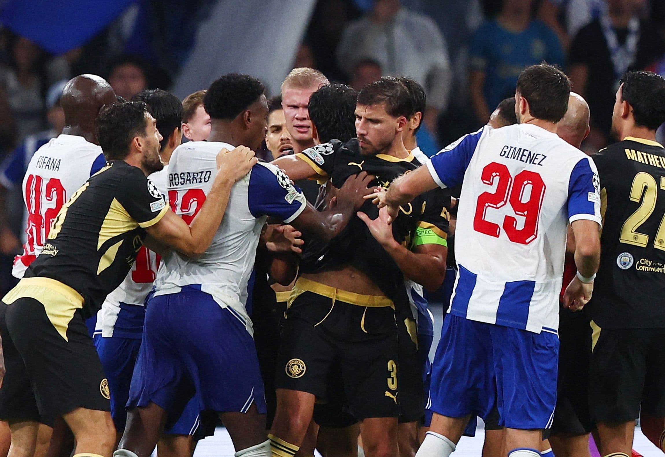 Tranh cãi giữa các cầu thủ, liên quan đến các quy định của UEFA trong bóng đá