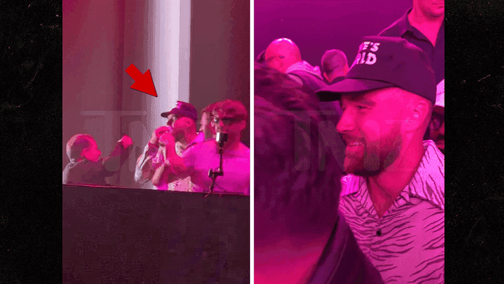 Travis Kelce mỉm cười trên khán đài Super Bowl LX với tư cách khán giả