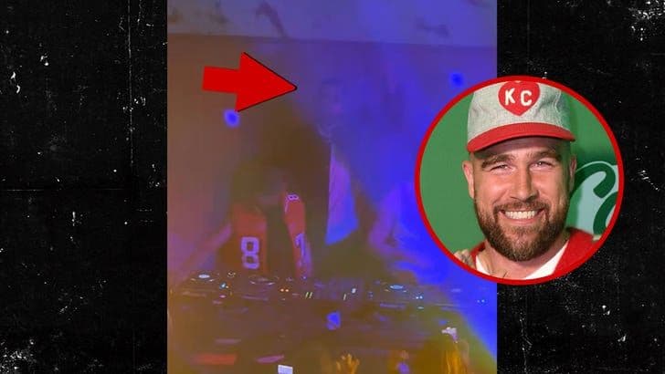 Travis Kelce tại bàn DJ trong một sự kiện giải trí liên quan đến Super Bowl